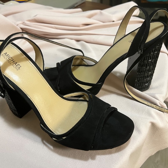 Micheal Kors Strappy Box heals - Picture 2 of 6